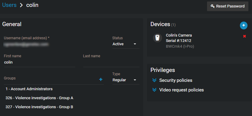 Un profil d’utilisateur affichant l’appartenance aux groupes, les affectations d’appareils et les privilèges.