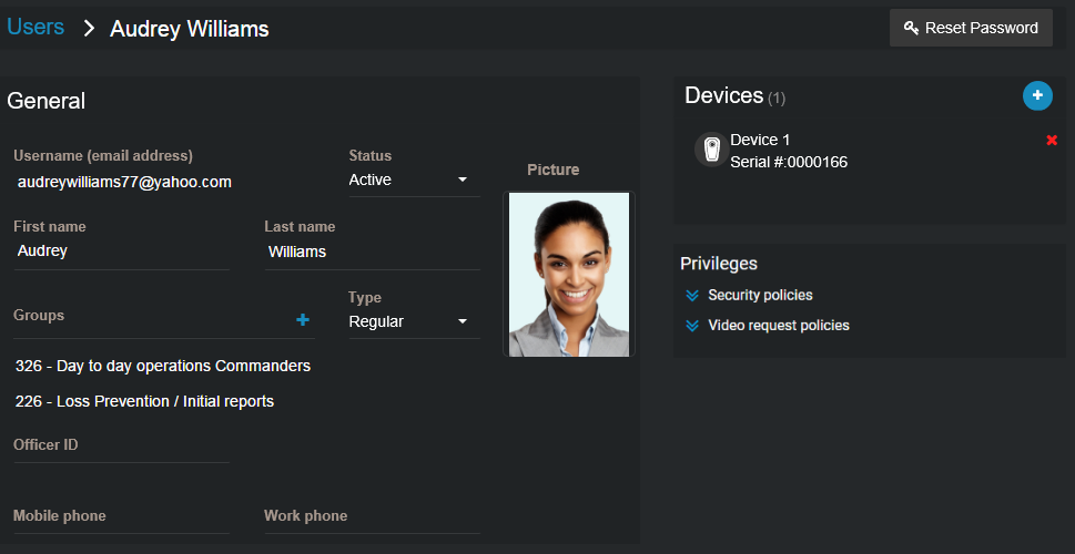 Le profil utilisateur d’Audrey Williams affichant les informations générales, les appareils affectés et ses privilèges.